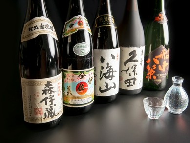 各地の地酒、日本酒、焼酎、ワインなど。酒通も納得の品揃え