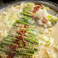 【鍋秀】の看板メニューです。「専門店」だからこそのこだわり抜いた味のバランスと、牛の味わいを堪能してください。個人的にはポン酢の味付けが牛の旨味とスープのバランスが取れていて、おすすめです。