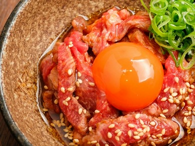 柔らかい肉質と凝縮した旨味『ローストビーフのユッケ風』