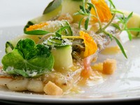 新鮮な太刀魚の切り身をグルノーブル風に仕上げているのであっさりといただます。魚の旨味を引き出すソースは、一度食べるとクセになる味わい。彩り豊かな盛り付けもポイントで、つい写真に収めたくなる一品です。