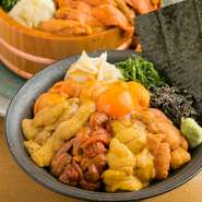 日本国内だけでも、バフンウニ、ムラサキウニ、アカウニと様々な種類があります。さらに、同じ種類でも産地によってエサが異なるため、味わいも変わります。ぜひ甘さ、香り、食感の違いを食べ比べてみてください。