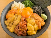 産地による味の違いを食べ比べ『雅 うに食べ比べ丼 国産5種』