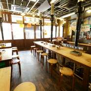 活気のある賑やかな店内は、団体でも少人数でも楽しめる空間です。最近はホルモン好きの女子にも人気で、女子会も多いとか。会社帰りに、家族の食事に、さまざまなシーンで気軽に立ち寄ることのできるお店です。