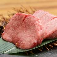 タン元と呼ばれる根元の部分のみを使用し、厚切りの短冊状に切られています。数量限定でこのタンを目当てに予約する人も。特製の塩ダレで、サクサクとした歯ごたえと脂の旨みを味わえる一品。