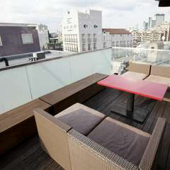 風が心地良い、三宿の街を一望できるテラス席