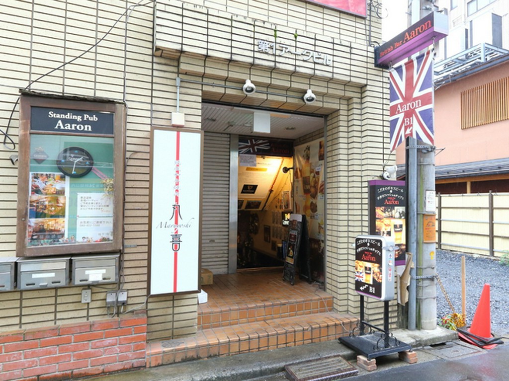 居心地が良い大人の隠れ家。新鮮野菜やチーズのおつまみも豊富