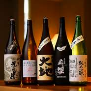 なるべく杜氏に直接会って選んでいるという日本酒。鮨の味をもう一段階上げてくれるようなお酒を仕入れています。酸味でしっかりと脂を断ち切り、よりいっそう鮨の旨味を感じられる、厳選された日本酒が並びます。
