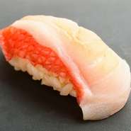 3週間ほど寝かせた『金目鯛』。通常は、皮のあたりに脂がのっているが、熟成することで脂がまわり、きれいに旨味が広がる。