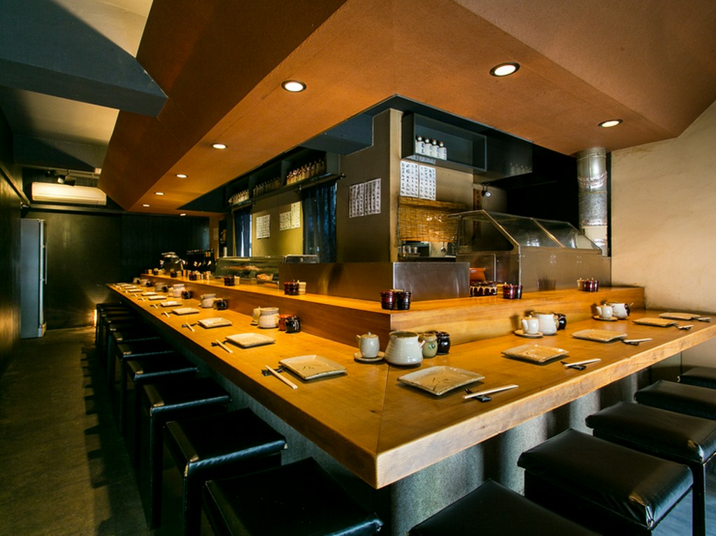 黒を基調としたインテリアと静かなBGMが大人の雰囲気を演出