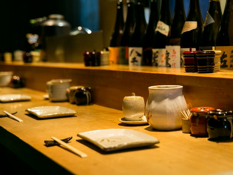 居心地の良いカウンター席で、肩肘張らずに二人だけの時間を