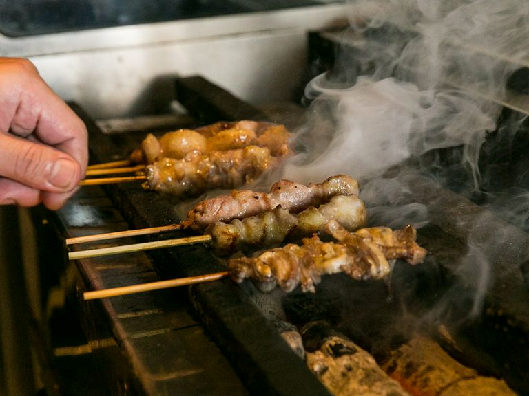 新鮮な鶏の部位が30種類以上。絶妙の焼き加減で旨みを引き出す