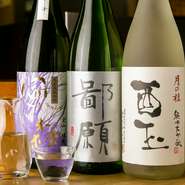 小さな酒蔵のものを中心に、全国各地で丹精込めてつくられた日本酒を50種類ほどセレクト。焼酎も充実しており、芋、麦、米、黒糖のほか、沖縄の泡盛も用意しています。それぞれに個性豊かな味わいが楽しめます。