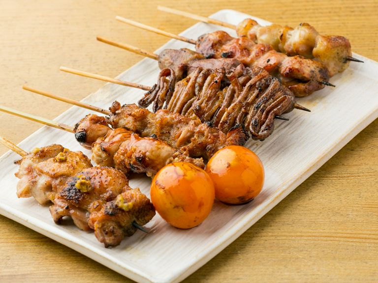 多彩な部位の串焼きを盛り合わせた『酉コース(串7本)』