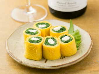 海苔巻きに見立てた色鮮やかな『ホウレン草とチーズの玉子巻き』