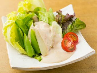 旬の素材を盛り込んだ爽やかな『夏野菜のゴマ酢ソースがけ』