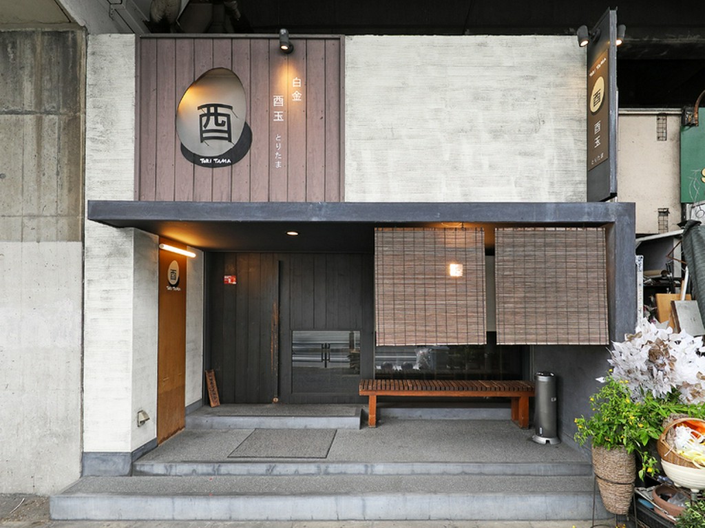 町家のような雰囲気を漂わせる、落ち着いた佇まいが目を引く