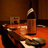 秋をイメージさせる落ち着きのある空間が、当店のコンセプトです。すべての席が掘りごたつ式となった個室なので、ゆっくりとくつろぎながらお食事いただけます。