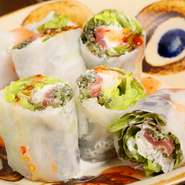 お酒のお供に『海ぶどうとマグロの生春巻き』