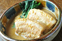 おすすめ　沖縄料理の定番、豚の三枚肉の角煮。胡麻のソースで仕上げました。