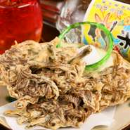 沖縄定番の料理のフルコース
沖縄魚の刺し盛り合わせ付き
蛇口から泡盛をそのまま注いで飲んで頂けます。