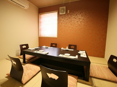 落ち着いた温かみのある個室でお客様をおもてなし