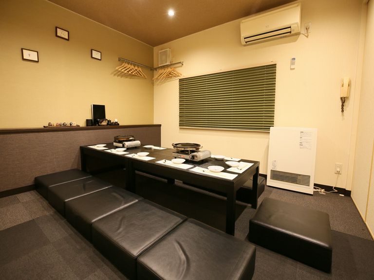 人数に合わせて大小宴会に対応可能。ふすまが開放できる個室席