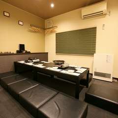 人数に合わせて大小宴会に対応可能。ふすまが開放できる個室席