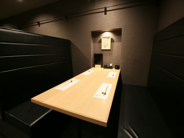 テーブル席は3卓。臨場感があふれる空間です