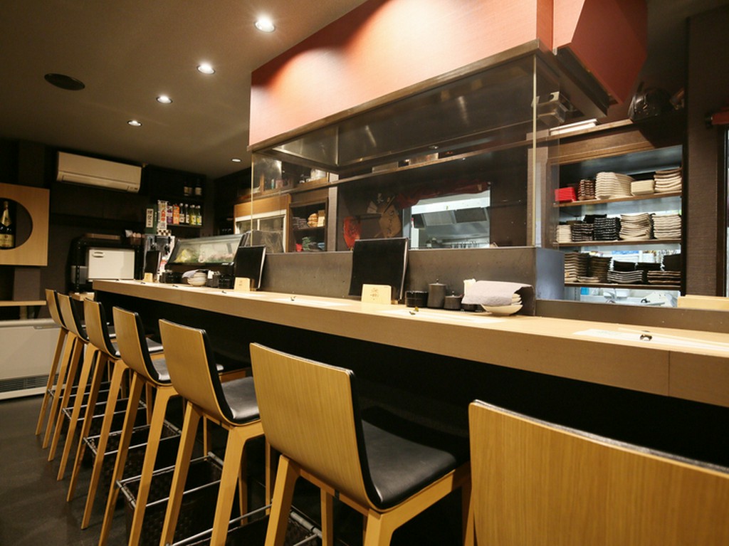 目の前で調理風景が楽しめるカウンター席