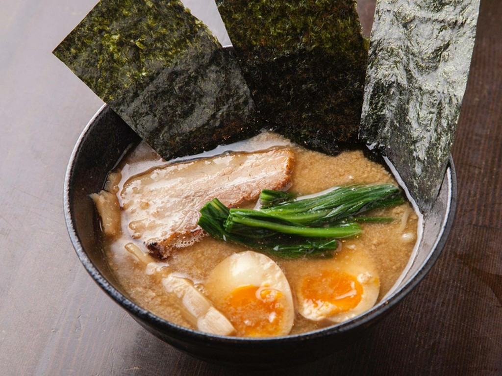 表面を炙った自家製チャーシューも食欲をそそる『横浜家系ラーメン』