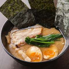 表面を炙った自家製チャーシューも食欲をそそる『横浜家系ラーメン』
