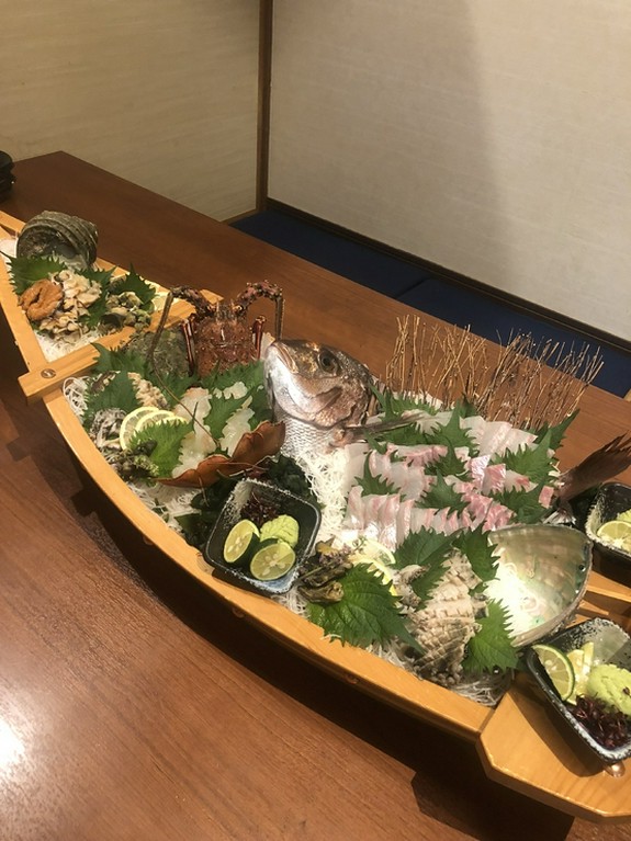 生け簀から新鮮な活魚をそのまま調理。旬の魚も必ず1種類