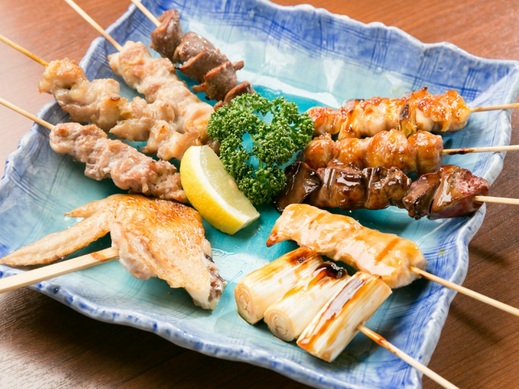 こだわりの鳥肉10種類、ダイナミックな『おまかせ盛り合わせ十本盛り』