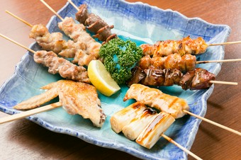 こだわりの鳥肉10種類、ダイナミックな『おまかせ盛り合わせ十本盛り』