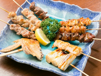 こだわりの鳥肉10種類、ダイナミックな『おまかせ盛り合わせ十本盛り』