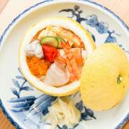 愛媛の柑橘・地魚が凝縮されたオリジナルのちらし。搾りたての果汁が入ることで風味がかわり、一味違う味わいを満喫できます。