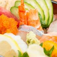 みかんの皮が含まれた餌を食べて育つ「みかん鯛」は、身からもみかんの風味を感じられる地元の新たな名産品。愛媛県西条市の蔵元で醸造される「石鎚」は、どんな料理とも相性が良い、とても飲みやすいお酒です。