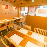 友人や家族とざっくばらんに、寿司を楽しむことができる落ちついた空間です。人数やシーンに合わせ選べる、テーブルやカウンターを完備。観光の拠点としてもお使いいただけるお店です。