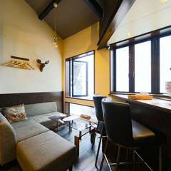 ソファーでまったりくつろいで過ごす、癒しの女子会