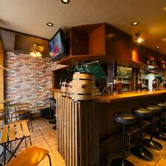 明るいムードのカウンター席で、1人の時間を満喫