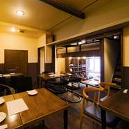 2階は広々としたテーブル席。2日前までに予約すれば25名以上で貸切にでき、最大30名までの宴会に利用できます。歓送迎会や夏の飲み会、忘新年会など大人数での集まりに。