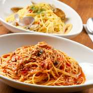 具だくさんのパスタがいろいろ。ほどよい辛みがアクセントの南イタリアの郷土料理『プッタネスカ』、白ワインで蒸したおいしいアサリがたっぷりの『ボンゴレ』などをぜひ! 皆で取り分けられるサイズもご用意。
