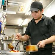 お客様の目線に立ち、その立場に寄り添う調理と接客に努めています。洋食は、気軽に味わえ、おいしさをダイレクトに楽しめる料理。それを通して、元気や幸せをお届けするのが、スタッフ皆のモットーです。
