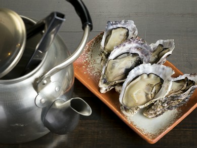 ダイナミックにヤカンを使った『カキのヤカン酒蒸し』