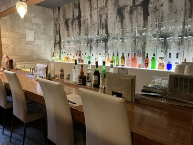 おしゃれな洋酒が並ぶカウンター席(6席有り)