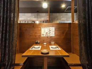 明るく広々とした個室席には掘りごたつ式の席も