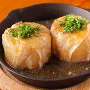 ふろふき大根のように柔らかくなるまで炊いた大根を豚肉で覆い、甘辛のたれに漬けて鉄板で焼いています。豚肉にジューシーな大根がよく合います。