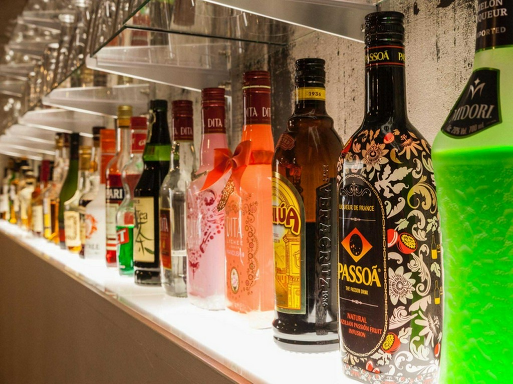 バーカウンターにはカクテルのお酒がフットライトを浴びて勢揃い