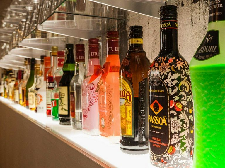 バーカウンターにはカクテルのお酒がフットライトを浴びて勢揃い