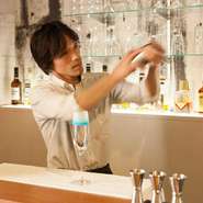 バーテンダー協会の資格を持つこの店のオーナーが自らシェーカーを振ります。